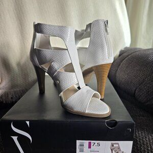 White Size 7.5 Simply Vera Leather Open Toe Heels